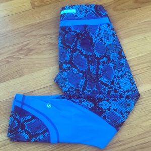 LULULEMON BLUE SNAKE PRINT CAPRI